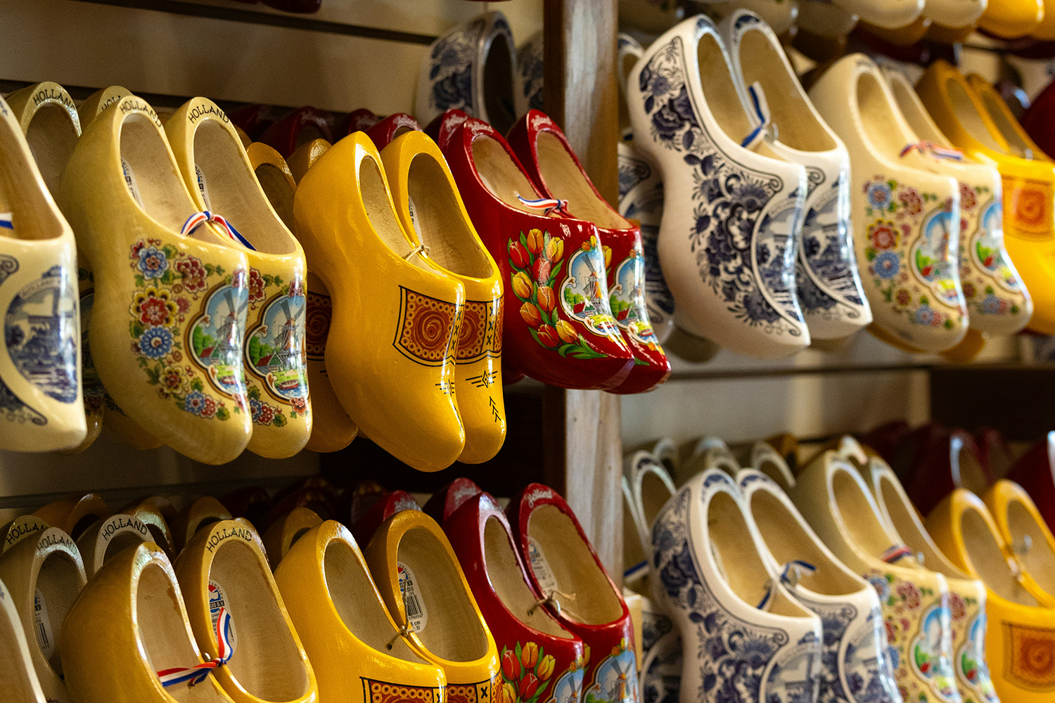 Read more about the article Wooden shoes: how to use the material adjective in Dutch